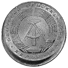 Dezentrierte Prägung eines 50-Pfennig-Stückes der DDR