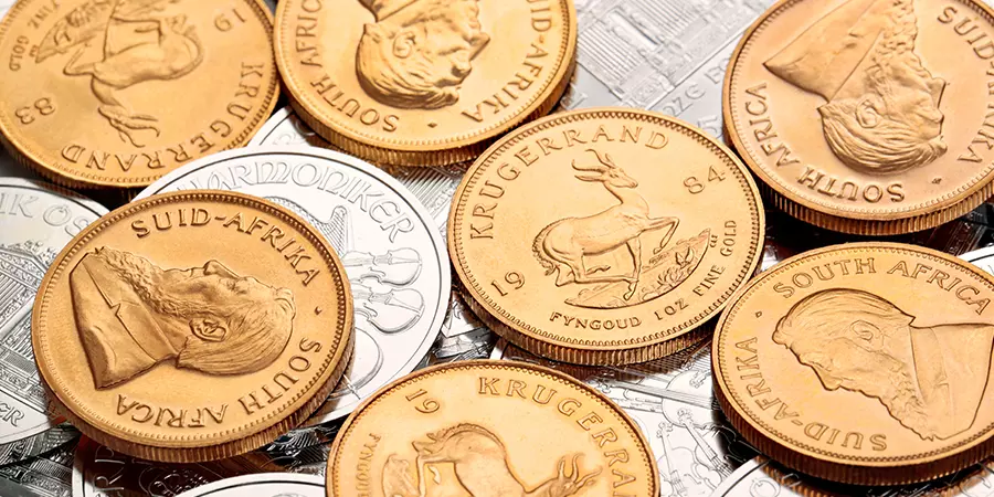 Viele verschiedene Gold- und Silbermünzen