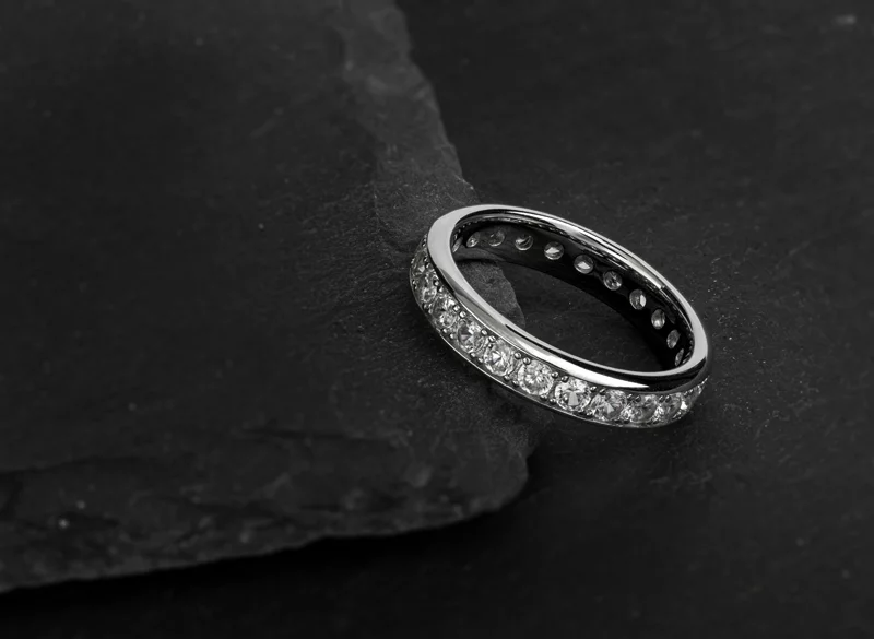 Silberring in Größe 17 mit 23 weißen Zirkon-Steinen