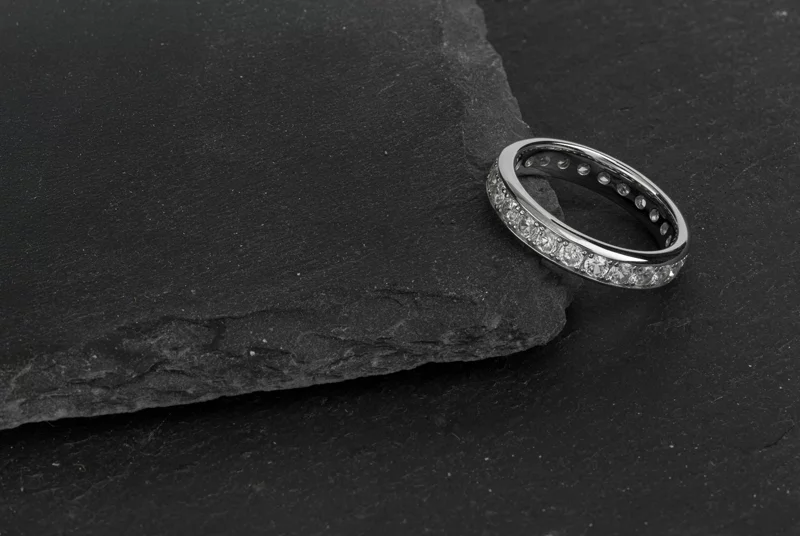 Silberring in Größe 17 mit 23 weißen Zirkon-Steinen