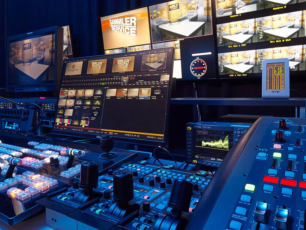 Regieraum eines TV-Studios