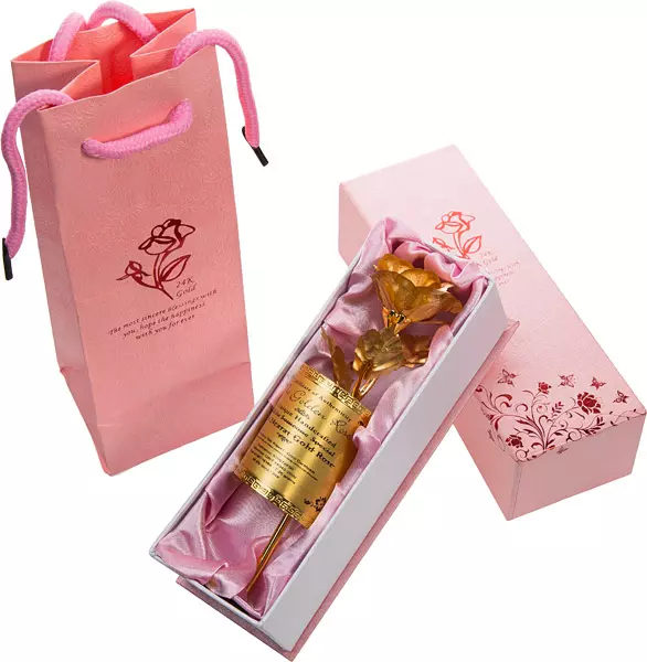 Goldene Rose mit offener Blüte