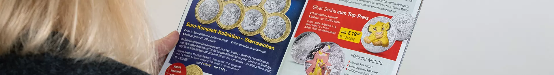 Ein aufgeschlagener Reppa Katalogs in der Hand einer Kundin