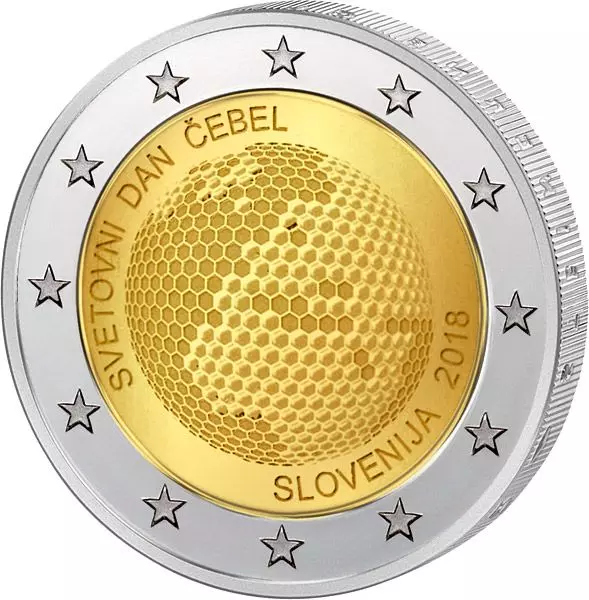 2-Euro-Gedenkmünze Slowenien 2018 „Weltbienentag“ mit stilisierter Weltkugel aus Bienenwaben und Inschrift „SVETOVNI DAN ČEBEL““ 
